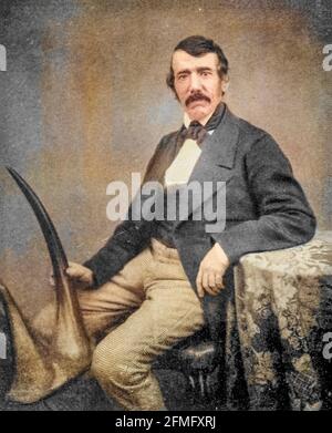 Dr. David Livingstone (fotografiert im Jahr 1857) der Forscher hält die Hörner EINES weißen Nashorns aus dem Buch "Großbritannien über die Meere : Afrika : A history and description of the British Empire in Africa ' von Johnston, Harry Hamilton, Sir, 1858-1927 Veröffentlicht 1910 in London von National Society's Depository Stockfoto