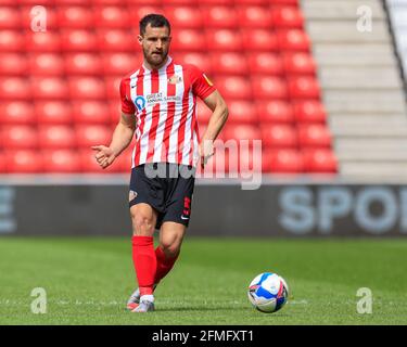 Sunderland, Großbritannien. Mai 2021. Bailey Wright #5 von Sunderland mit dem Ball in Sunderland, Vereinigtes Königreich am 5/9/2021. (Foto von Iam Burn/News Images/Sipa USA) Quelle: SIPA USA/Alamy Live News Stockfoto