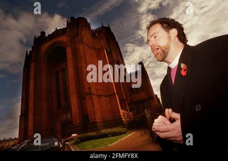 JAMES JONES, DER NEUE BISCHOF VON LIVERPOOL. NOV. 1998 steht neben der anglikanischen Kathedrale. Stockfoto