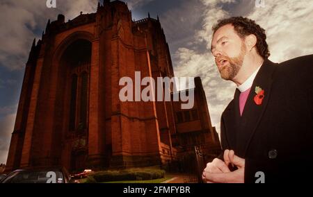 JAMES JONES, DER NEUE BISCHOF VON LIVERPOOL. NOV. 1998 steht neben der anglikanischen Kathedrale. Stockfoto