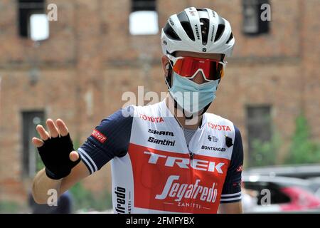 Turin, Italien. Mai 2021. Vincenzo Nibali Radfahrer von Trek Segafredo, mit der covid19 Anti-Ansteckungsmaske, am Start der zweiten Etappe des Giro D'Italia 104, Stupinigi - Novara von 179 km. Turin, Den 09. Mai 2021. (Foto von Vincenzo Izzo/Sipa USA) Quelle: SIPA USA/Alamy Live News Stockfoto