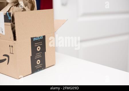 Auchterarder, Schottland - 8. Mai 2021: Amazon Prime Paket eröffnet Stockfoto