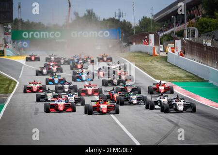 Start des zweiten Rennens 01 ARON Paul, Prema Powerteam, 26 FRECH Gregoire, Art Grand Prix, 21 QUINN Alex, Arden, Aktion während der 2. Runde der Formel-Regional-Europameisterschaft 2021 von Alpine vom 07. Bis 10. Mai 2021 auf dem Circuit de Barcelona-Catalunya, in Montmelo, bei Barcelona, Spanien - Foto Antonin Vincent / DPPI Stockfoto