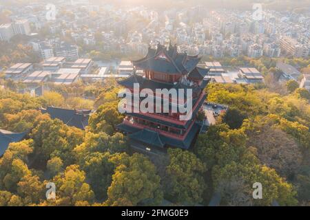 Luftlandschaft des Stadtgott-Pavillons in der Abenddämmerung in Hangzhou, China Stockfoto