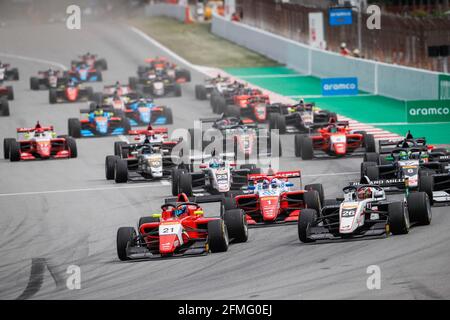 Start des zweiten Rennens 26 FRECH Gregoire, Art Grand Prix, 21 QUINN Alex, Arden, Aktion beim 2. Lauf der Formel-Regional-Europameisterschaft 2021 von Alpine vom 07. Bis 10. Mai 2021 auf dem Circuit de Barcelona-Catalunya, in Montmelo, bei Barcelona, Spanien - Foto Antonin Vincent / DPPI Stockfoto