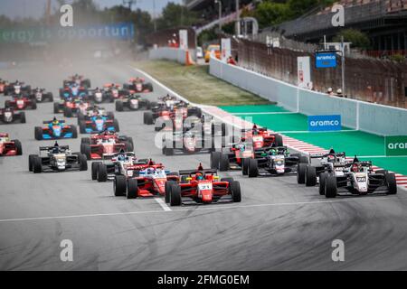 Start des zweiten Rennens 01 ARON Paul, Prema Powerteam, 26 FRECH Gregoire, Art Grand Prix, 21 QUINN Alex, Arden, Aktion während der 2. Runde der Formel-Regional-Europameisterschaft 2021 von Alpine vom 07. Bis 10. Mai 2021 auf dem Circuit de Barcelona-Catalunya, in Montmelo, bei Barcelona, Spanien - Foto Antonin Vincent / DPPI Stockfoto