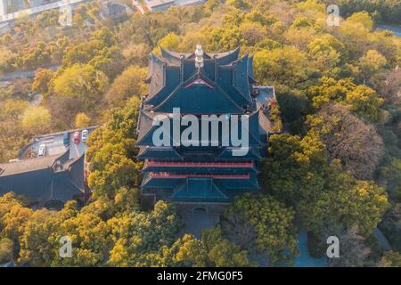 Luftlandschaft des Stadtgott-Pavillons in der Abenddämmerung in Hangzhou, China Stockfoto
