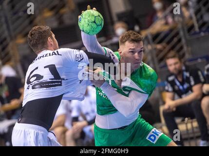 09. Mai 2021, Berlin: Handball: Bundesliga, Füchse Berlin - THW Kiel, Matchday 29, Max-Schmeling-Halle. Der Berliner Lasse Bredekjaer Andersson (r) kämpft mit dem Kieler Hendrik Pekeler um den Ball. Foto: Christophe Gateau/dpa Stockfoto