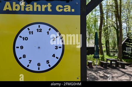 09. Mai 2021, Brandenburg, Lübben: Demontiert sind die Zeiger einer Uhr am Abfahrtspunkt für Spreewald-Lastkähne in einem Hafen. Wegen Covid-19 ist die Bargenfahrt für Besucher immer noch verboten. Trotzdem waren an diesem Wochenende viele Besucher und Tagestouristen im Spreewald. Foto: Patrick Pleul/dpa-Zentralbild/ZB Stockfoto