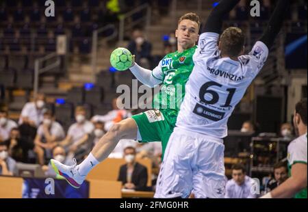 09. Mai 2021, Berlin: Handball: Bundesliga, Füchse Berlin - THW Kiel, Matchday 29, Max-Schmeling-Halle. Der Berliner Lasse Bredekjaer Andersson (l) und der Kieler Hendrik Pekeler im Duell. Foto: Christophe Gateau/dpa Stockfoto