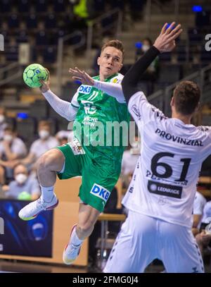 09. Mai 2021, Berlin: Handball: Bundesliga, Füchse Berlin - THW Kiel, Matchday 29, Max-Schmeling-Halle. Der Berliner Lasse Bredekjaer Andersson (l) und der Kieler Hendrik Pekeler im Duell. Foto: Christophe Gateau/dpa Stockfoto