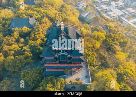 Luftlandschaft des Stadtgott-Pavillons in der Abenddämmerung in Hangzhou, China Stockfoto
