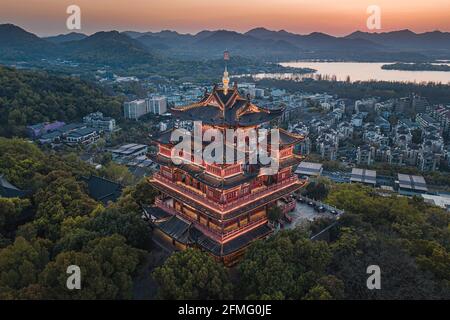 Luftlandschaft des Stadtgott-Pavillons in der Abenddämmerung in Hangzhou, China Stockfoto