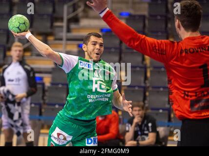 09. Mai 2021, Berlin: Handball: Bundesliga, Füchse Berlin - THW Kiel, Matchday 29, Max-Schmeling-Halle. Der Berliner Tim Matthes (l) wirft den Ball auf Kiels Torwart Landin Jacobsen. Foto: Christophe Gateau/dpa Stockfoto