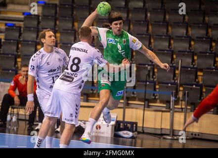 09. Mai 2021, Berlin: Handball: Bundesliga, Füchse Berlin - THW Kiel, Matchday 29, Max-Schmeling-Halle. Der Berliner Jacob Tandrup Holm (r) und der Kieler Niclas Ekberg im Duell. Kiels Steffen Weinhold (l) schaut auf. Foto: Christophe Gateau/dpa Stockfoto