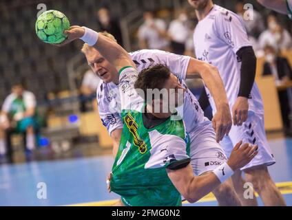 09. Mai 2021, Berlin: Handball: Bundesliga, Füchse Berlin - THW Kiel, Matchday 29, Max-Schmeling-Halle. Der Berliner Fabian Wiede (vorne) und der Kieler Patrick Wiencek kämpfen um den Ball. Foto: Christophe Gateau/dpa Stockfoto