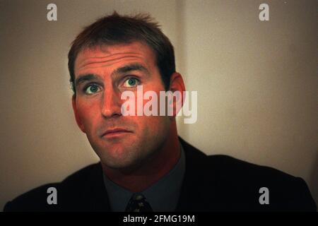 Lawrence Dallaglio, ehemaliger England Rugby-Kapitän, spricht am 1999. Mai mit Journalisten auf einer Pressekonferenz Dallaglio hat seinen Posten zurückgetreten Und hat sich aus der Tour des Teams nach Australien zurückgezogen, weil Von Anschuldigungen, die in der Zeitung News of the World gemacht wurden Dass er harte Drogen nahm Stockfoto