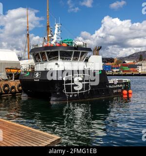 SAS Leo, ein Service- und Arbeitskatamaran, der auf einer Werft in laksevaag im Hafen von Bergen, Norwegen, festgemacht ist Stockfoto