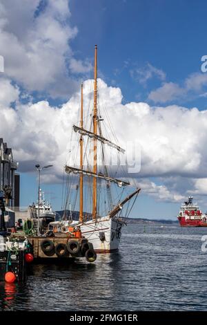 Alteingesessene Segelschiffe, die Galeas Loyal (Baujahr 1877), an einem Kai in Laksevaag in Bergen, Norwegen. Stockfoto