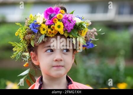 London, Großbritannien, 9. Mai 2021: Emelia, 5 Jahre alt, macht eine Blumenkrone, um den Garden Day zu feiern, und eine für den Teddybären der Klasse. Diese Veranstaltung fand im Chelsea Physic Garden statt und wurde von Floristin Fran Bailey von der Fresh Flower Company geleitet. Anna Watson/Alamy Live News Stockfoto