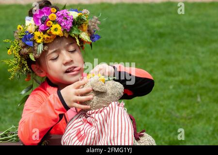 London, Großbritannien, 9. Mai 2021: Emelia, 5 Jahre alt, macht eine Blumenkrone, um den Garden Day zu feiern, und eine für den Teddybären der Klasse. Diese Veranstaltung fand im Chelsea Physic Garden statt und wurde von Floristin Fran Bailey von der Fresh Flower Company geleitet. Anna Watson/Alamy Live News Stockfoto