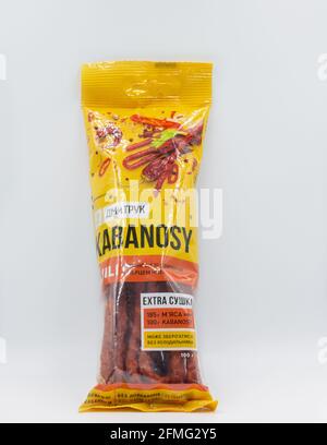 KIEW, UKRAINE - 27. MÄRZ 2021: Studio Shot Bag von Kabanosy polnischen langen dünnen trockenen Wurst aus Schweinefleisch Nahaufnahme vor weißem Hintergrund. Stockfoto