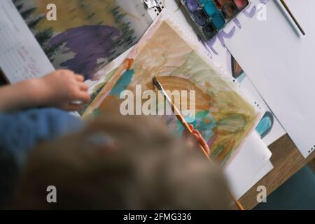 Ein unbekanntes Kindergemälde mit Pinsel und bunten Aquarellen Stockfoto