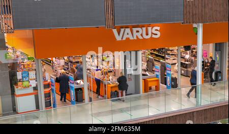 KIEW, UKRAINE - 22. APRIL 2021: Menschen besuchen Varus Supermarkt. VARUS ist in Bezug auf den Umsatz in den TOP-10-Einzelhandelsketten der Ukraine vertreten. Stockfoto