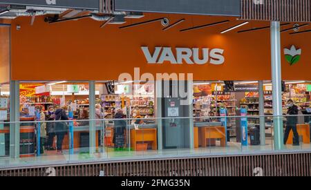 KIEW, UKRAINE - 22. APRIL 2021: Menschen besuchen Varus Supermarkt. VARUS ist in Bezug auf den Umsatz in den TOP-10-Einzelhandelsketten der Ukraine vertreten. Stockfoto