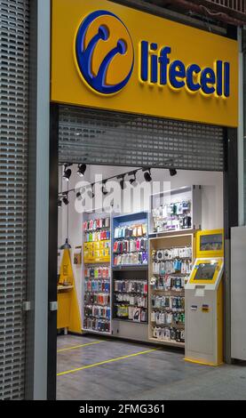 KIEW, UKRAINE - 22. APRIL 2021: Geschäft des Mobilfunkanbieters Lifecell. Turkcell gehört zu 100 Prozent und ist damit das drittgrößte ukrainische Mobiltelefon Stockfoto