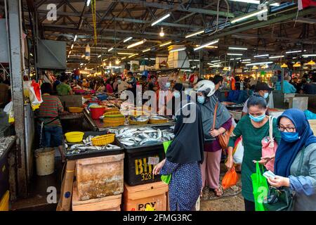 Kuala Lumpur, Malaysia. Mai 2021. Menschen, die Gesichtsmasken tragen, kaufen auf einem Markt in Kuala Lumpur, Malaysia, 9. Mai 2021. Malaysia verzeichnete am Sonntag die höchste Zahl von eintägigen Todesfällen von COVID-19 seit dem Ausbruch, nachdem das Virus 26 weitere Menschenleben gefordert hatte, was die Gesamtzahl der Todesfälle auf 1,683 brachte, so das Gesundheitsministerium. Weitere 3,733 neue COVID-19-Infektionen wurden gemeldet, von denen sechs importiert werden und 3,727 weitere lokale Übertragungen sind, was die nationale Gesamtzahl auf 440,677 beläuft. Quelle: Chong Voon Chung/Xinhua/Alamy Live News Stockfoto