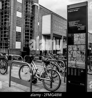 Kingston upon Thames Surrey London UK Mai 07 2021, Gruppe von Fahrrädern oder Fahrrädern, die in EINEM sicheren Fahrradpark ohne Personen geparkt sind Stockfoto