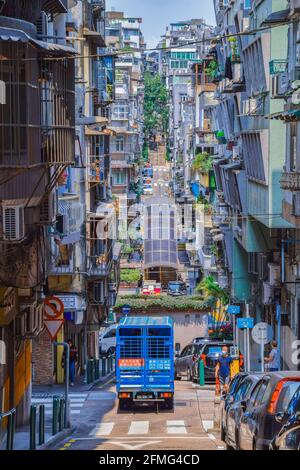 Macao, China - 2. April 2020: Blick auf die städtische Straße mit kurzen Gebäuden an den Seiten in macao Stockfoto