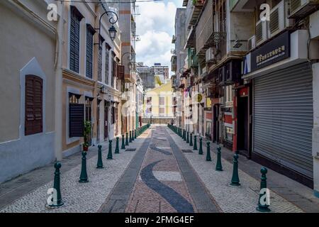 Macao, China - 2. April 2020: Blick auf die städtische Straße mit kurzen Gebäuden an den Seiten in macao Stockfoto