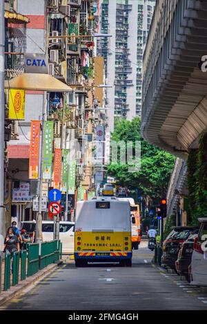 Macao, China - 2. April 2020: Blick auf die städtische Straße mit kurzen Gebäuden an den Seiten in macao Stockfoto