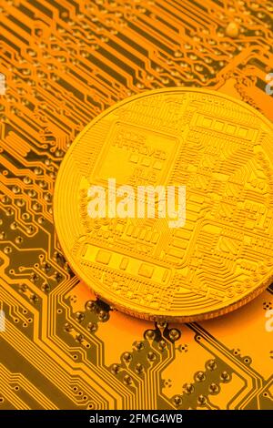 Kryptowährung Gold Bitcoin Token und PCB Motherboard / PC-Schaltung. Für digitale Währungssicherheit, Kryptojacking, Kryptowährungscrash, Bitcoin-Preis. Stockfoto