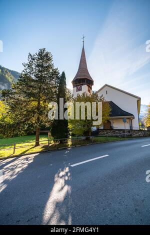 Wunderschöne Herbstlandschaft des Alpendorfes Lauterbrunnen mit berühmter Kirche und Staubbach Wasserfall. Lage: Lauterbrunnen Dorf, Berner Oberland Stockfoto