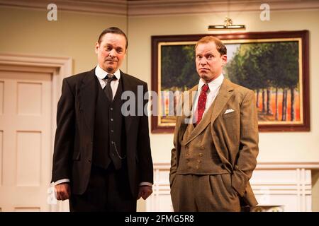 Robert Webb (Bertie Wooster) und Mark Heap (Jeeves) übernehmen in perfektem Unsinn die Leitung als Jeeves und Wooster im Duke of York's Theatre, St. Martin's Lane - London Stockfoto