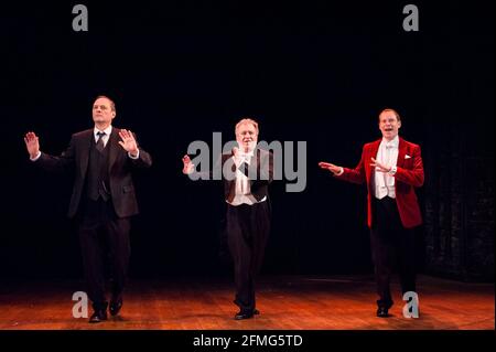 Robert Webb (Bertie Wooster) und Mark Heap (Jeeves) übernehmen in perfektem Unsinn die Leitung als Jeeves und Wooster im Duke of York's Theatre, St. Martin's Lane - London Stockfoto