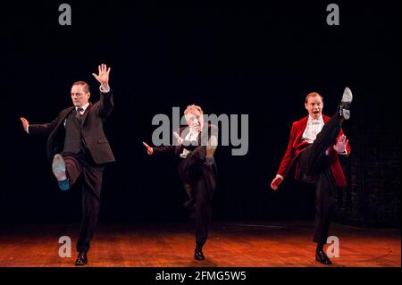 Robert Webb (Bertie Wooster) und Mark Heap (Jeeves) übernehmen in perfektem Unsinn die Leitung als Jeeves und Wooster im Duke of York's Theatre, St. Martin's Lane - London Stockfoto