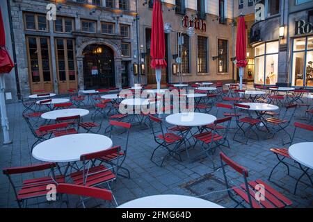 Ausgangssperre ab 9 Uhr während der Sperrung der Corona-Pandemie am 5. Mai. 2021. Leere Tische und keine Menschen vor dem Restaurant Brauhaus Frueh in der Nähe der cathe Stockfoto