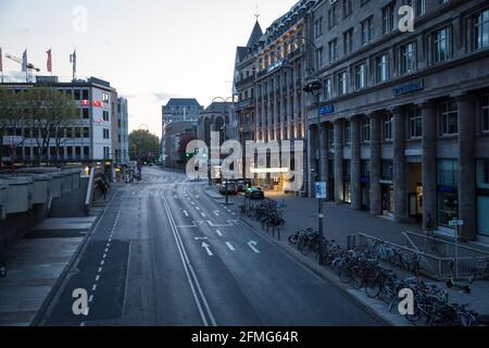 Ausgangssperre ab 9 Uhr während der Sperrung der Corona-Pandemie am 5. Mai. 2021. Die verlassene Trankgasse in der Nähe des Doms, Köln, Deutschland. Ausgangssperr Stockfoto