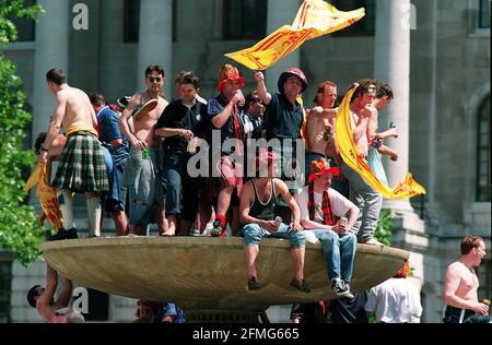 Schottische Fans singen ihre Herzen zur Unterstützung ihrer Fußballmannschaft in Trafalgar Square vor dem England gegen Schottland Spiel während der Euro 96 Dbase Stockfoto