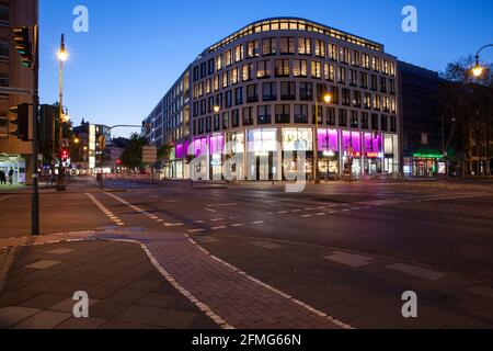 Ausgangssperre ab 9 Uhr während der Sperrung der Corona-Pandemie am 5. Mai. 2021. Die verlassene Straße Hohenzollernring am Friesenplatz, Köln, Deutschland. Stockfoto