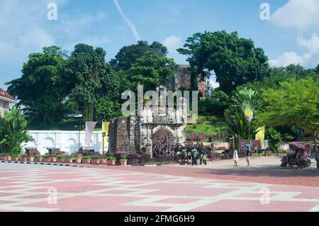 Melaka, Malaysia. 18. August 2017. Schulkinder besuchen das Wahrzeichen A fomosa, eine verwitterte alte, ehemalige portugiesische Festung, die 1512 in Mel erbaut wurde Stockfoto