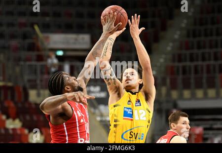 Ludwigsburg, Deutschland. Mai 2021. Basketball: Bundesliga, MHP Riesen Ludwigsburg - FC Bayern München, Hauptrunde, Matchday 34: Ludwigsburgs Jonah Radebaugh (r) spielt gegen den Münchner Jalen Reynolds . Quelle: Thomas Kienzle/dpa/Alamy Live News Stockfoto