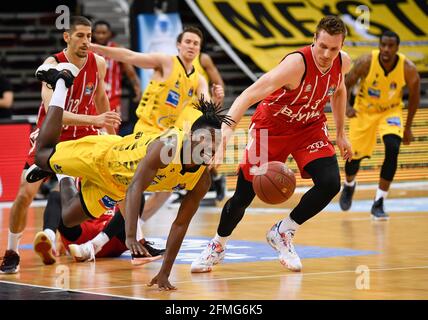 Ludwigsburg, Deutschland. Mai 2021. Basketball: Bundesliga, MHP Riesen Ludwigsburg - FC Bayern München, Hauptrunde, Matchday 34: Ludwigsburgs Jaleen Smith (l) fällt im Duell mit dem Münchner Leon Radosevic. Quelle: Thomas Kienzle/dpa/Alamy Live News Stockfoto