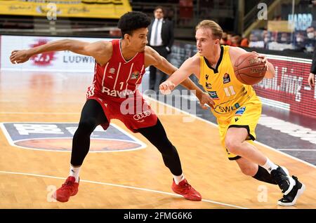 Ludwigsburg, Deutschland. Mai 2021. Basketball: Bundesliga, MHP Riesen Ludwigsburg - FC Bayern München, Hauptrunde, Matchday 34: Ludwigsburgs Lukas Herzog (r) spielt gegen den Münchner Jason George . Quelle: Thomas Kienzle/dpa/Alamy Live News Stockfoto