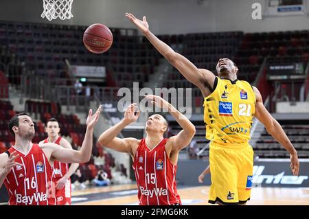 Ludwigsburg, Deutschland. Mai 2021. Basketball: Bundesliga, MHP Riesen Ludwigsburg - FC Bayern München, Hauptrunde, Matchday 34: Ludwigsburgs Tremmell Darden (r) spielt gegen den Münchner Robin Amaize (l) und Paul Zipser (M). Quelle: Thomas Kienzle/dpa/Alamy Live News Stockfoto