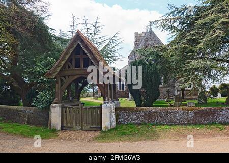 Lychgate zur St. Peter's Church aus dem 13. Jahrhundert, Wolferton, Sandringham, Norfok, Großbritannien Stockfoto